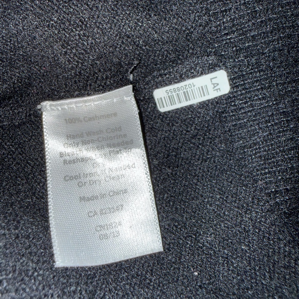 Talbots Elegant Black V-Neck 100% Cashmere Sweater - Picture 3 of 3